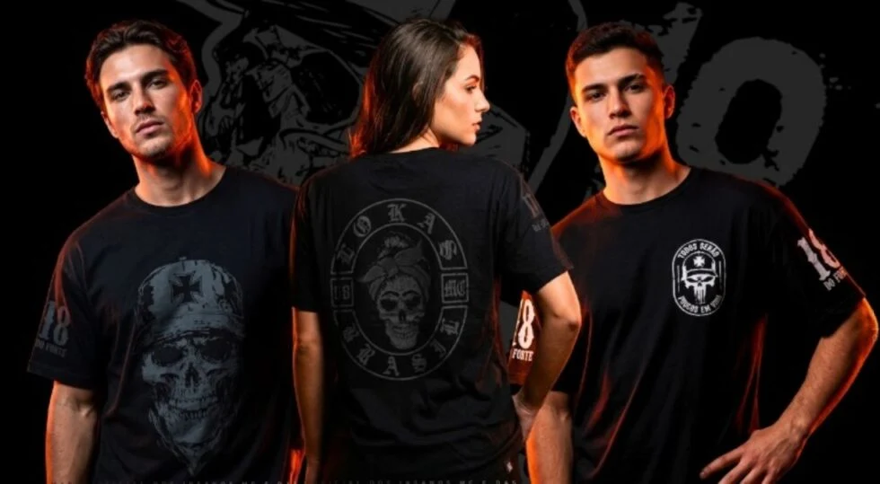Modelos vestindo camisetas Insanos MC e Lokas MC