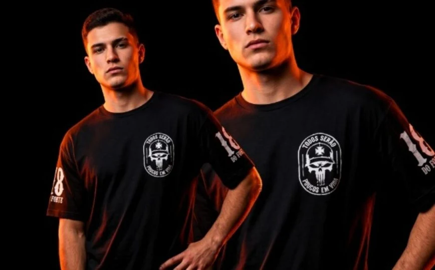 Modelos vestindo camisetas Todos Serão da 18 Store